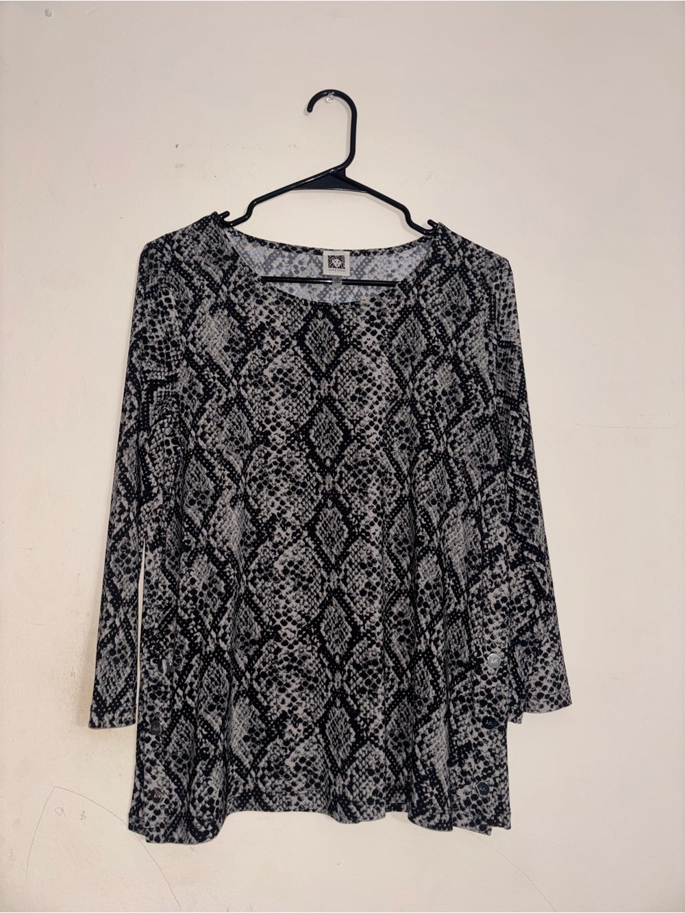 Anne Klein Womens Medium
Snakeskin Print Long Sleeve Crew
Neck